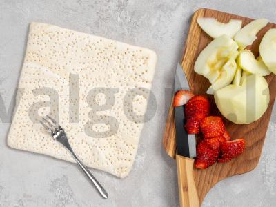 Pyragas su braškėmis iš sluoksniuotos tešlos be raugo Žingsnis 1