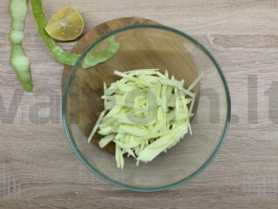 Salotos su kalmarais, obuoliais ir morkomis Žingsnis 3