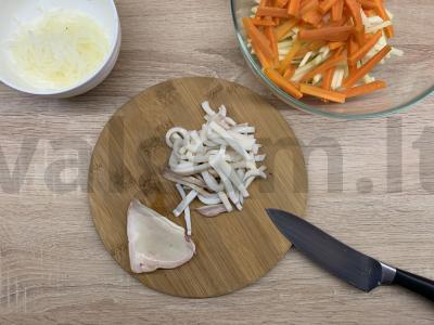 Salotos su kalmarais, obuoliais ir morkomis Žingsnis 5