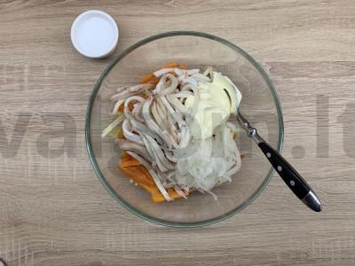 Salotos su kalmarais, obuoliais ir morkomis Žingsnis 6