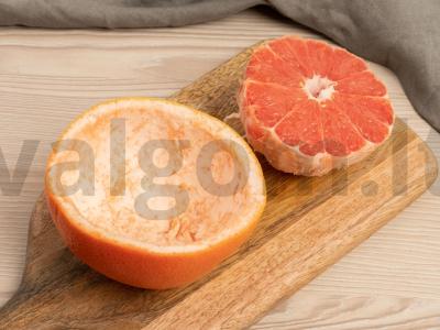 Vaisių salotos su mandarinais pusėje greipfruto Žingsnis 2