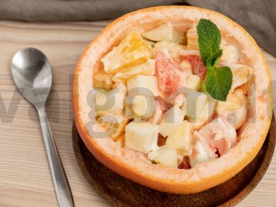 Vaisių salotos su mandarinais pusėje greipfruto pagrindine nuotrauka