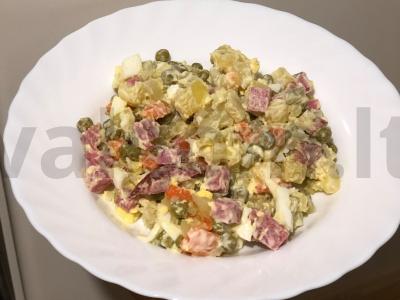 Olivier su rūkyta dešra pagrindine nuotrauka