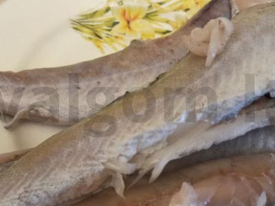 Kepta žuvis su svogūnais ir morkomis Žingsnis 1