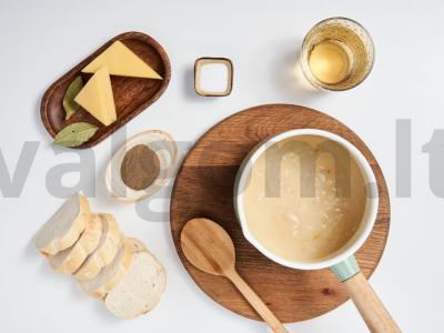 Paprasta prancūziška svogūnų sriuba Žingsnis 1