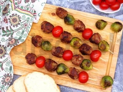 Kiaulienos ir daržovių kebabai pagrindine nuotrauka