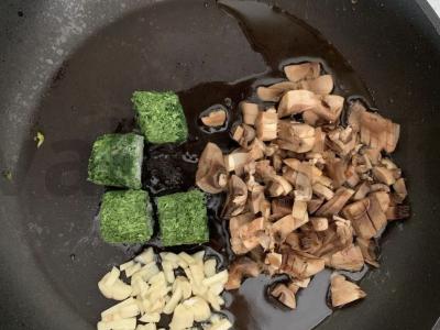 Vištienos krūtinėlė su špinatais Žingsnis 2