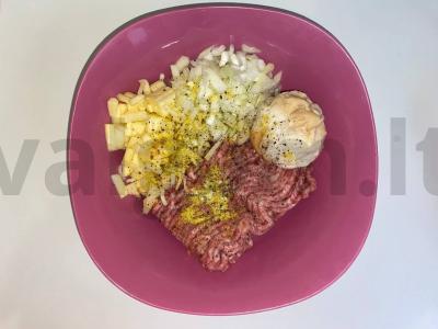 Gardūs mėsos kukuliai grietinėlės ir sūrio padaže Žingsnis 1