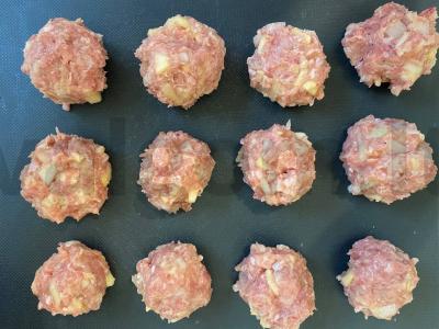 Gardūs mėsos kukuliai grietinėlės ir sūrio padaže Žingsnis 2