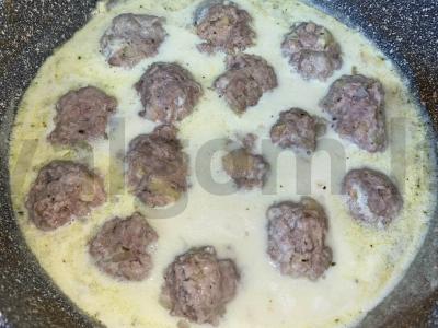 Gardūs mėsos kukuliai grietinėlės ir sūrio padaže Žingsnis 4