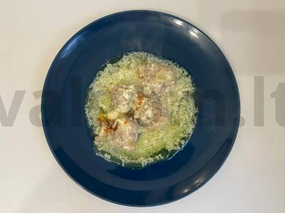 Gardūs mėsos kukuliai grietinėlės ir sūrio padaže pagrindine nuotrauka