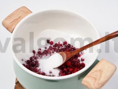 Paprasta spanguolių uogienė Žingsnis 1