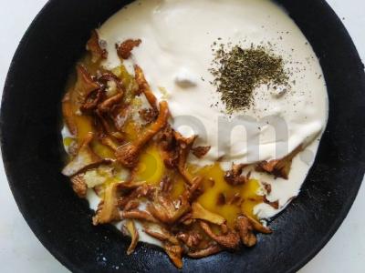 Makaronai grietinėlės padaže su voveraitėmis Žingsnis 2