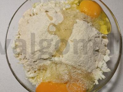 Švelnūs vegetariški kotletai su kopūstais Žingsnis 4