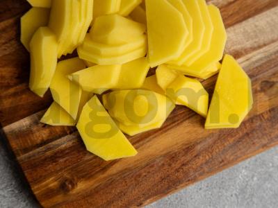 Greitas keptų dešrelių su bulvėmis ir česnakais receptas Žingsnis 1