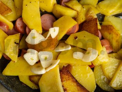 Greitas keptų dešrelių su bulvėmis ir česnakais receptas Žingsnis 4