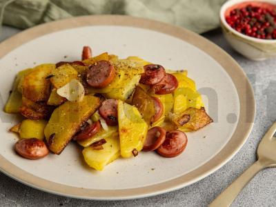 Greitas keptų dešrelių su bulvėmis ir česnakais receptas pagrindine nuotrauka