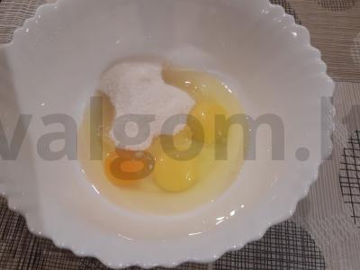Erdvus tirpstančio kremo pyragas Žingsnis 6