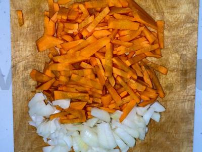 Bulgur su vištienos krūtinėle ir daržovėmis prieskoniuose Žingsnis 2
