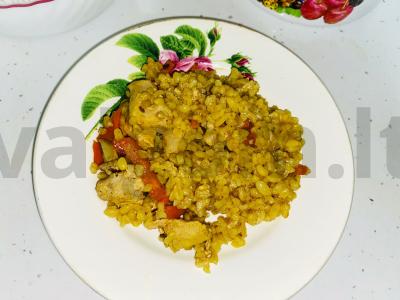 Bulgur su vištienos krūtinėle ir daržovėmis prieskoniuose pagrindine nuotrauka