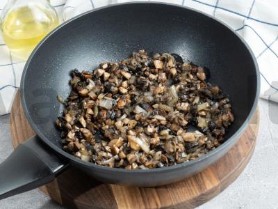 Įdaryti kiaušiniai su svogūnais, grybais ir grietine Žingsnis 2