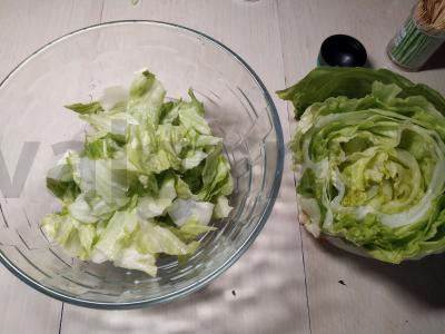 Šviežios aisbergo salotos su grietine Žingsnis 1