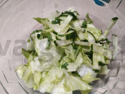 Šviežios aisbergo salotos su grietine Žingsnis 2