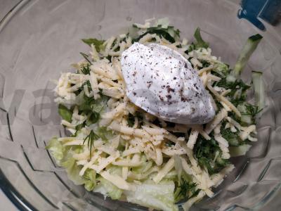 Šviežios aisbergo salotos su grietine Žingsnis 4