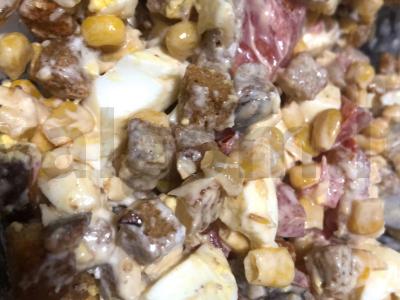 Salotos "Viskas paprasta" su dešra ir skrebučiais pagrindine nuotrauka