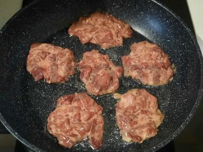 Susmulkinti vištienos kepenėlių kotletai Žingsnis 4
