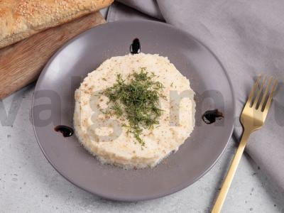 Trinta salierų šaknis su bulvėmis pagrindine nuotrauka