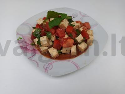 Salotos su pomidorais, brynza ir bazilikais pagrindine nuotrauka