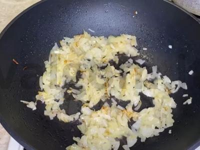 Makaronai su kiaušiniais ir kepta mėsa Žingsnis 1