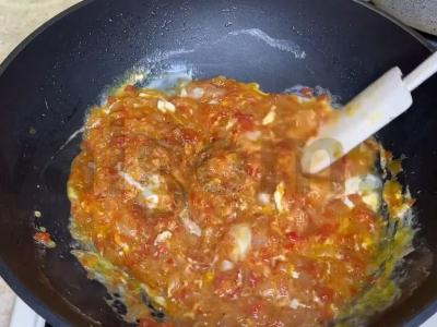 Makaronai su kiaušiniais ir kepta mėsa Žingsnis 3