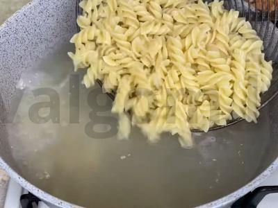 Makaronai su kiaušiniais ir kepta mėsa Žingsnis 4