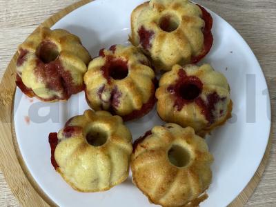Braškių mini keksiukai pagrindine nuotrauka