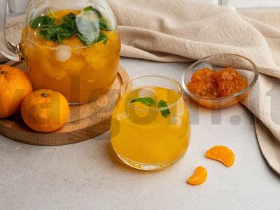 Abrikosų uogienė ir mandarinų limonadas pagrindine nuotrauka