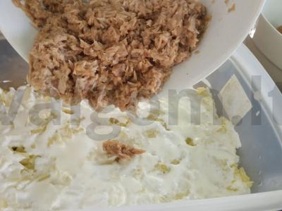 Bet kokio patiekalo salotos "Mimosa" su tunu Žingsnis 2