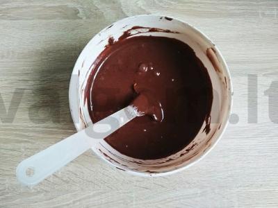 Šventinis biskvitas su sūdyta karamele, žemės riešutais ir sviestiniu kremu Žingsnis 1