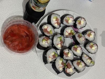 Namų gamybos suktinukai su upėtakiu ir marinuotu imbieru pagrindine nuotrauka