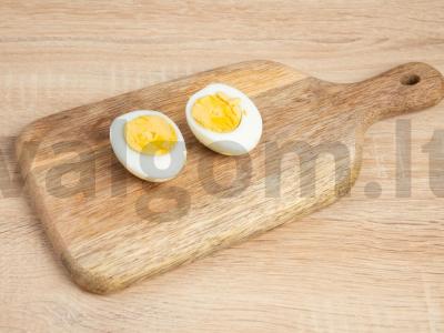 Kiaušiniai, įdaryti raudonaisiais ikrais ir grietine Žingsnis 1