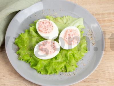 Kiaušiniai, įdaryti raudonaisiais ikrais ir grietine pagrindine nuotrauka