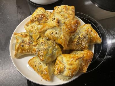 Sluoksniuotos tešlos pyragaičių samsa pagrindine nuotrauka