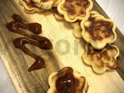 Plikyti blyneliai su karamele pagrindine nuotrauka