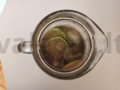 Šaltas bazilikų limonadas su cukranendrių cukrumi pagrindine nuotrauka