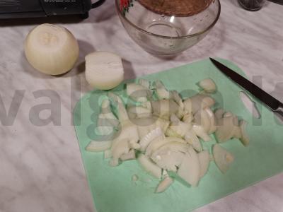 Vištiena švelniame svogūnų ir grietinės padaže Žingsnis 2