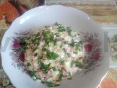 Olivier salotos su kumpiu ir dešra pagrindine nuotrauka