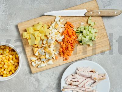 Salotos su kukurūzais ir rūkyta krūtinine Žingsnis 1