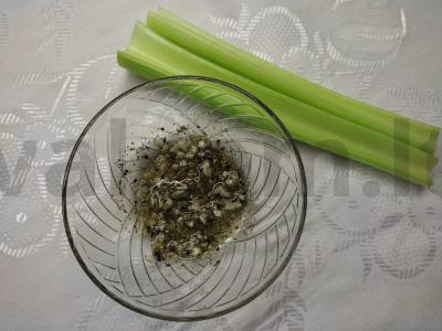 Aromatingi ant grotelių kepti salierai su žolelėmis Žingsnis 1