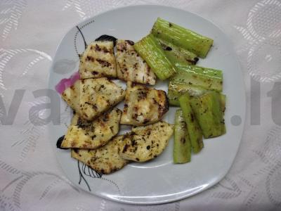 Aromatingi ant grotelių kepti salierai su žolelėmis pagrindine nuotrauka